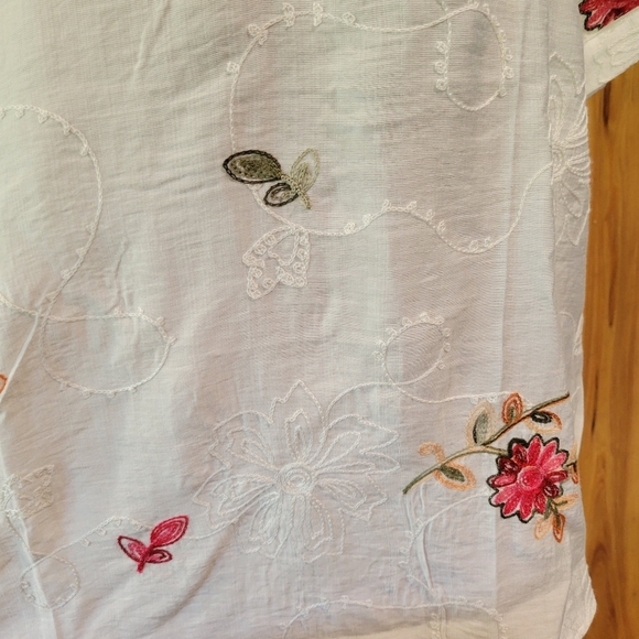 White Floral Embroidered Blouse - Picture 3 of 15